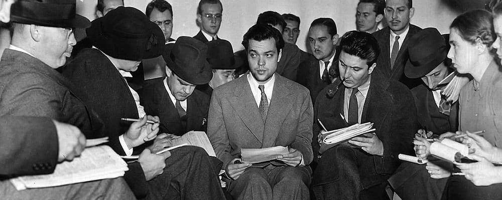 Orson Welles being interviewed by journalists