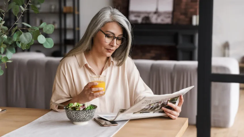 woman reading the Daily Mail newspaper