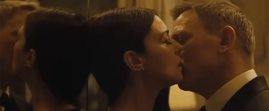 Bond kills Lucia in front of a mirror.